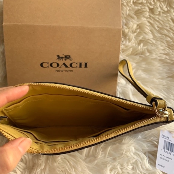 COPY - 💝Host Pick❤️🌸COACH Large Wristlet In Signature Canvas - Picture 4 of 7